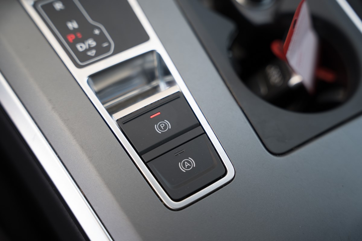 Audi A6
 40 TDI S-tronic QUATTRO