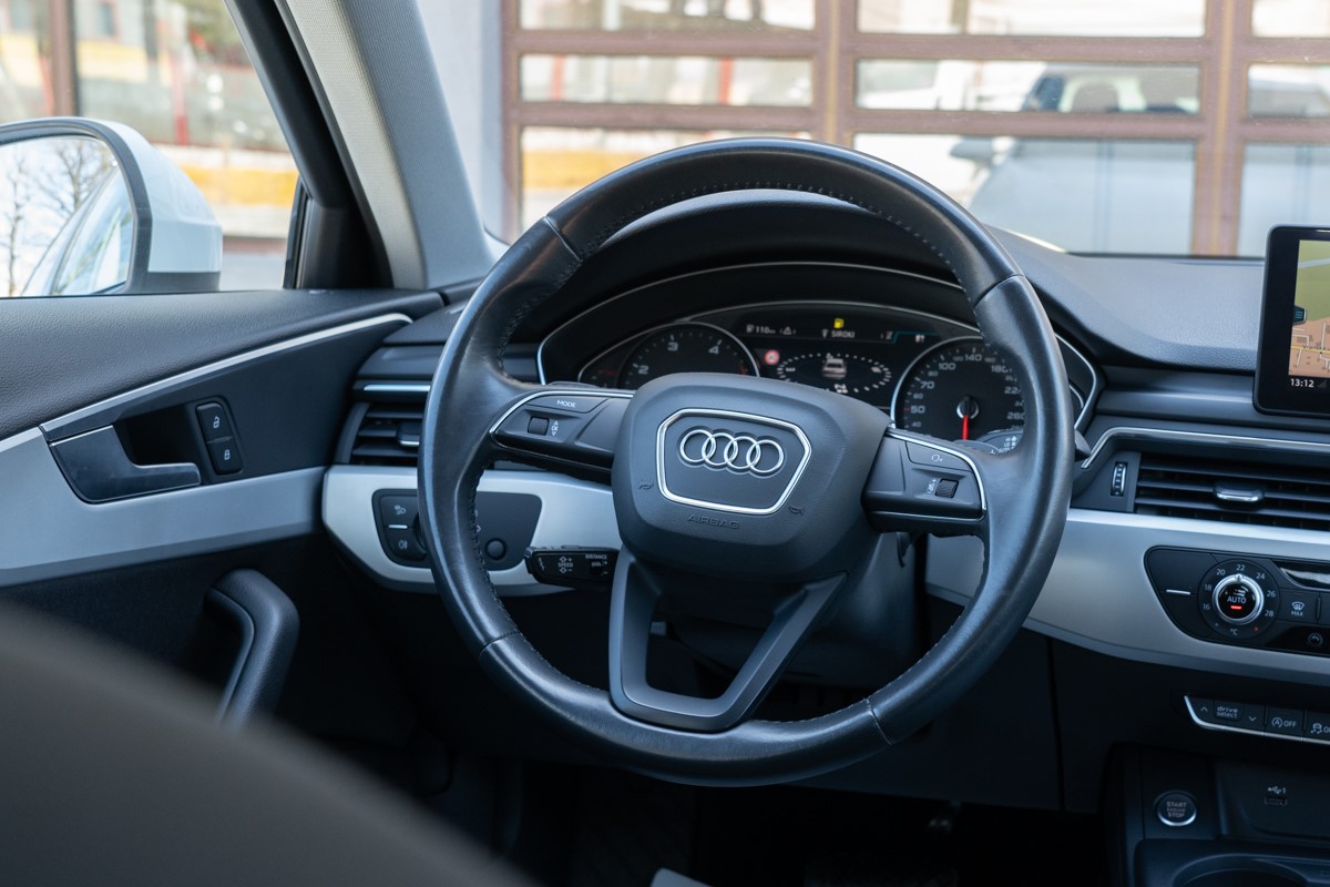 Audi A4
 2.0 TDi Ultra S-tronic Business