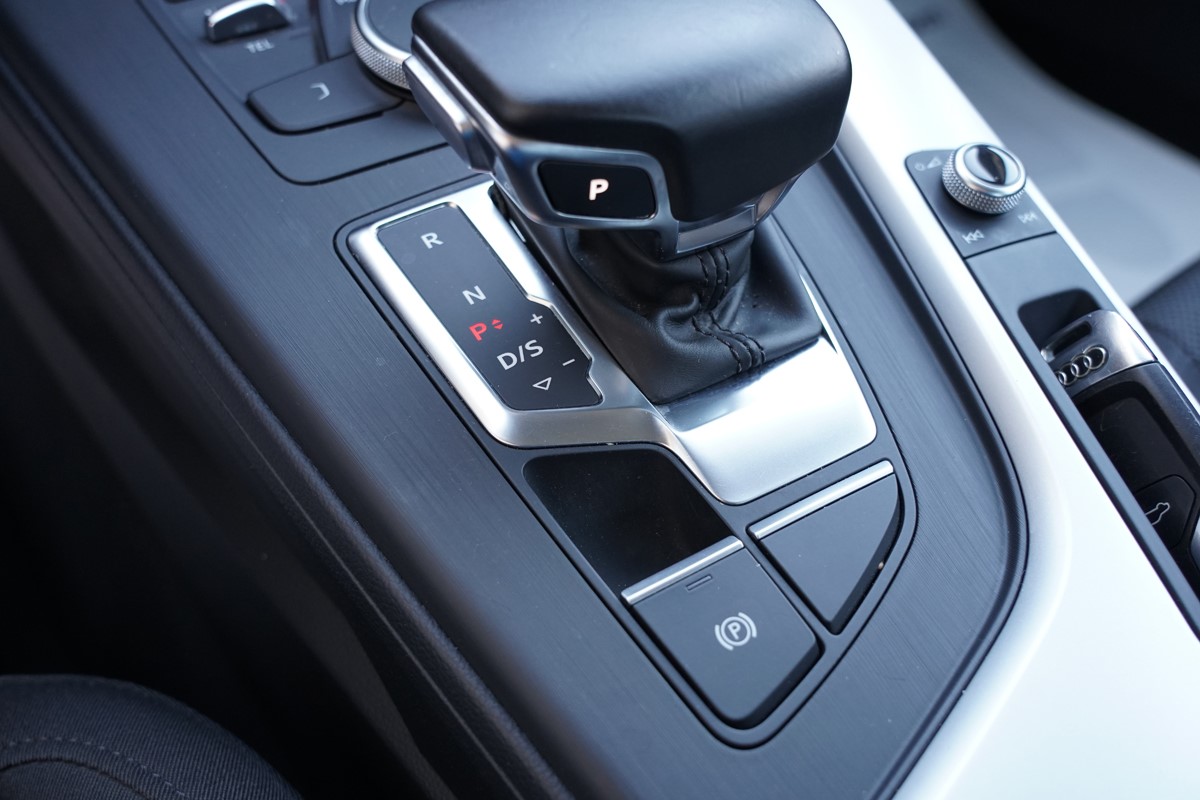 Audi A4
 2.0 TDI  BUSINESS LINE S TRONIC 