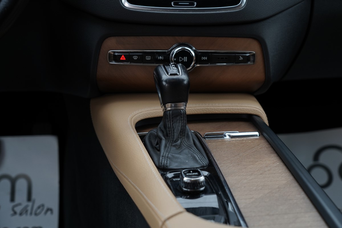 Volvo
 XC90 
 D5