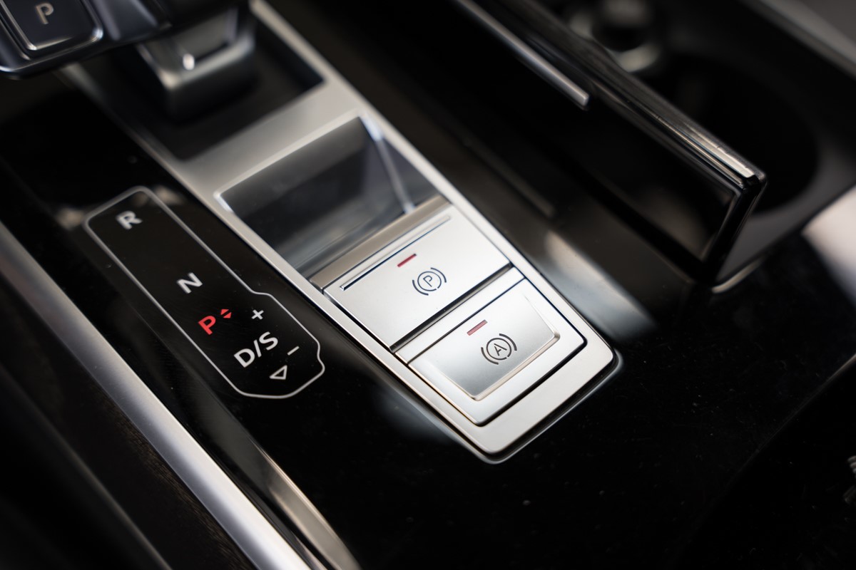 Audi A8
 3.0 TDI S line QUATTRO