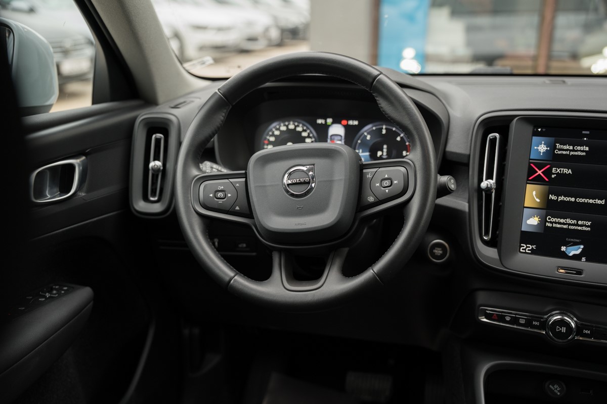 Volvo
 XC40 2.0 D D3