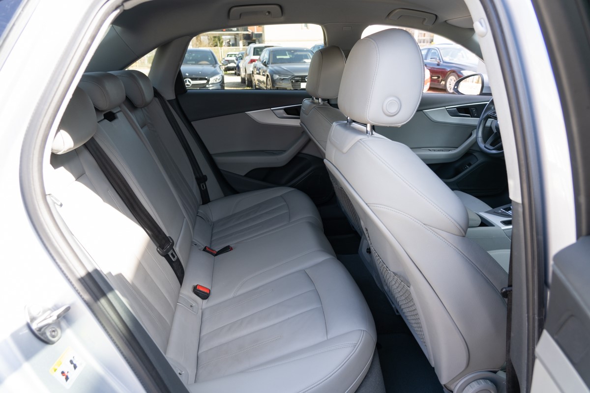 Audi A4
 35 TDi Stronic Business Line