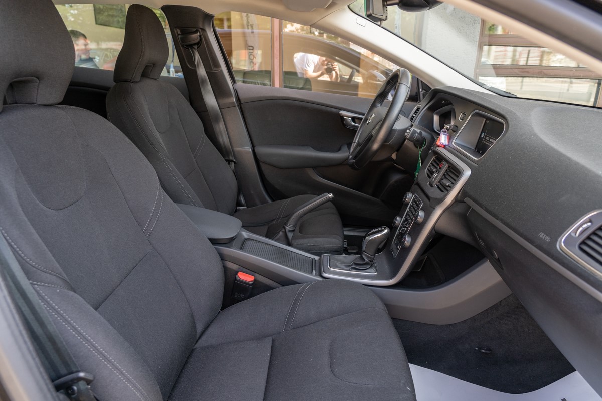 Volvo
 V40 D2
