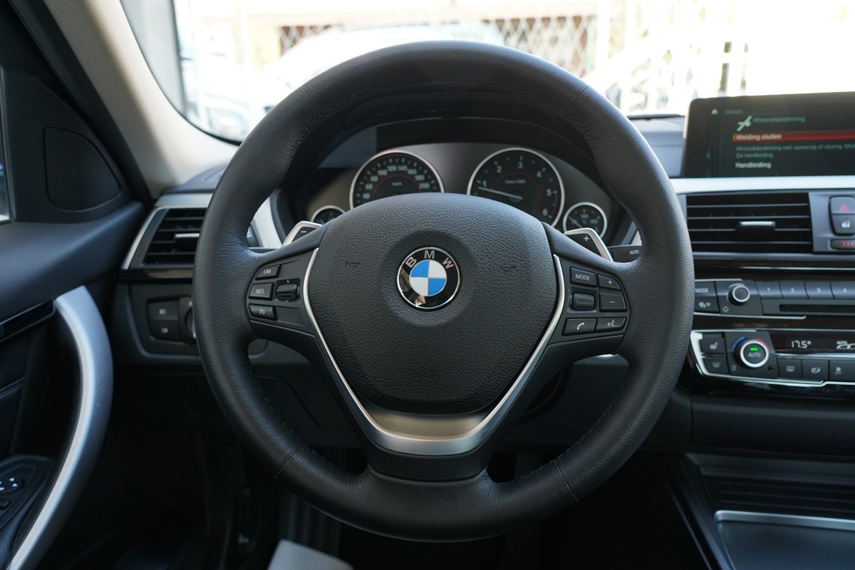 BMW
 3-Series 320 d Automatik 
