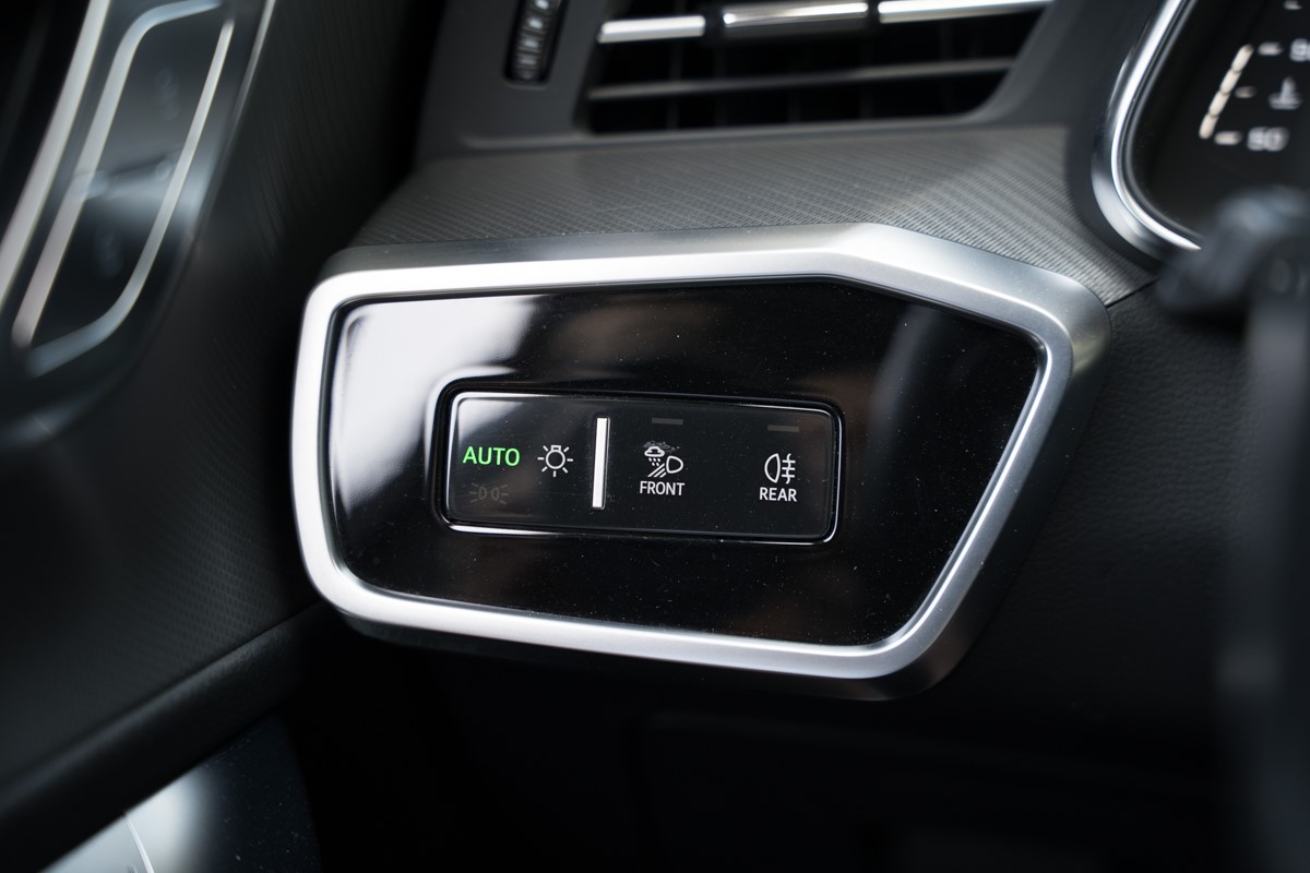 Audi A6
 2.0 TDI S line