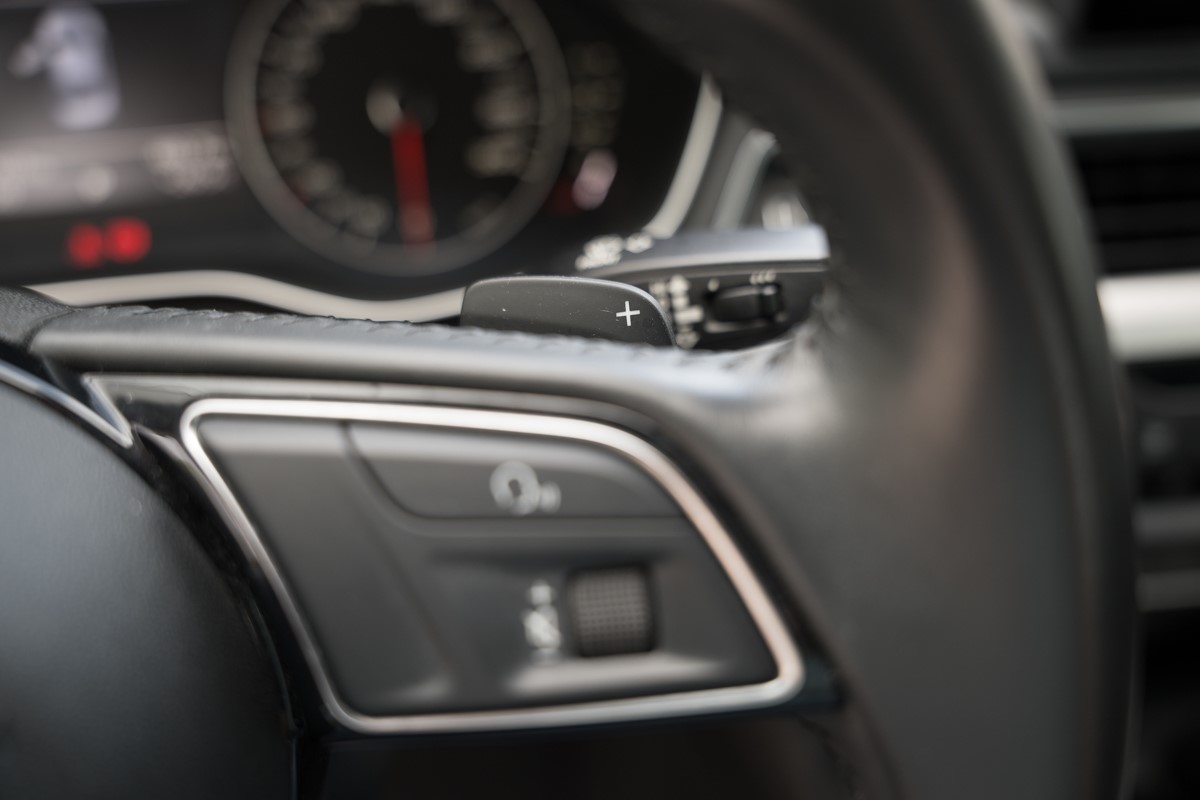 Audi A4
 2.0 TDI S line
