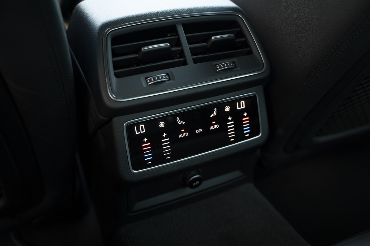 Audi A6
 3.0 TDI S line QUATTRO