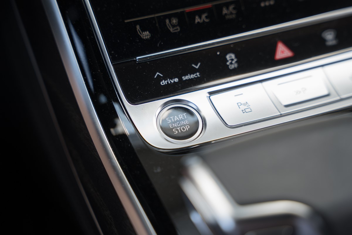 Audi A8
 3.0 TDI S line QUATTRO