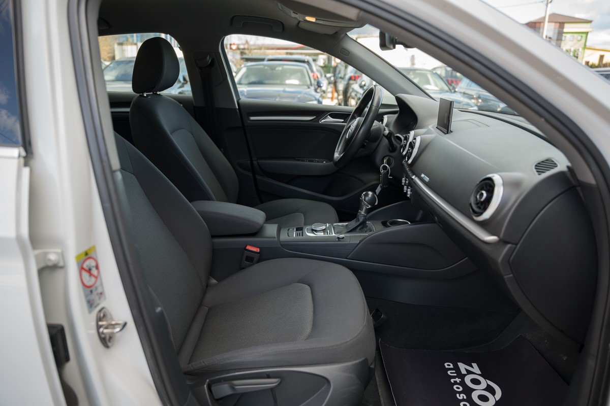 Audi A3
 1.6 TDI S-tronic