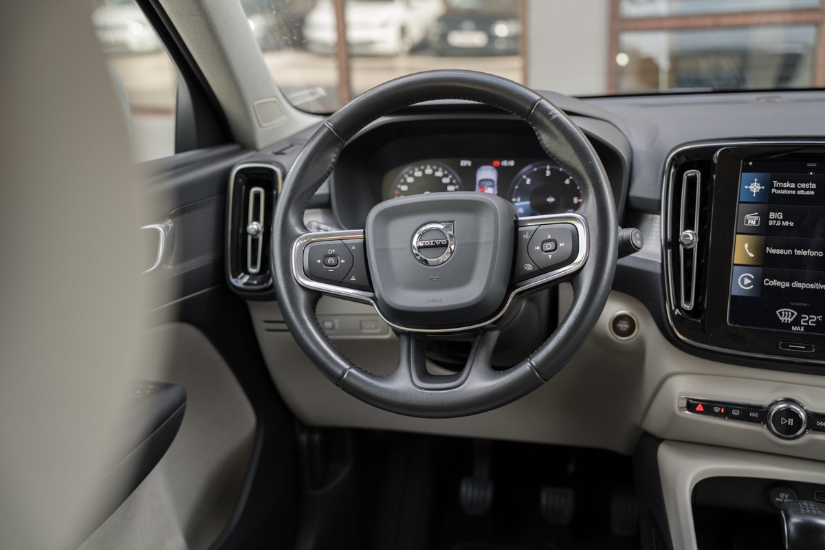 Volvo
 XC40 2.0 D