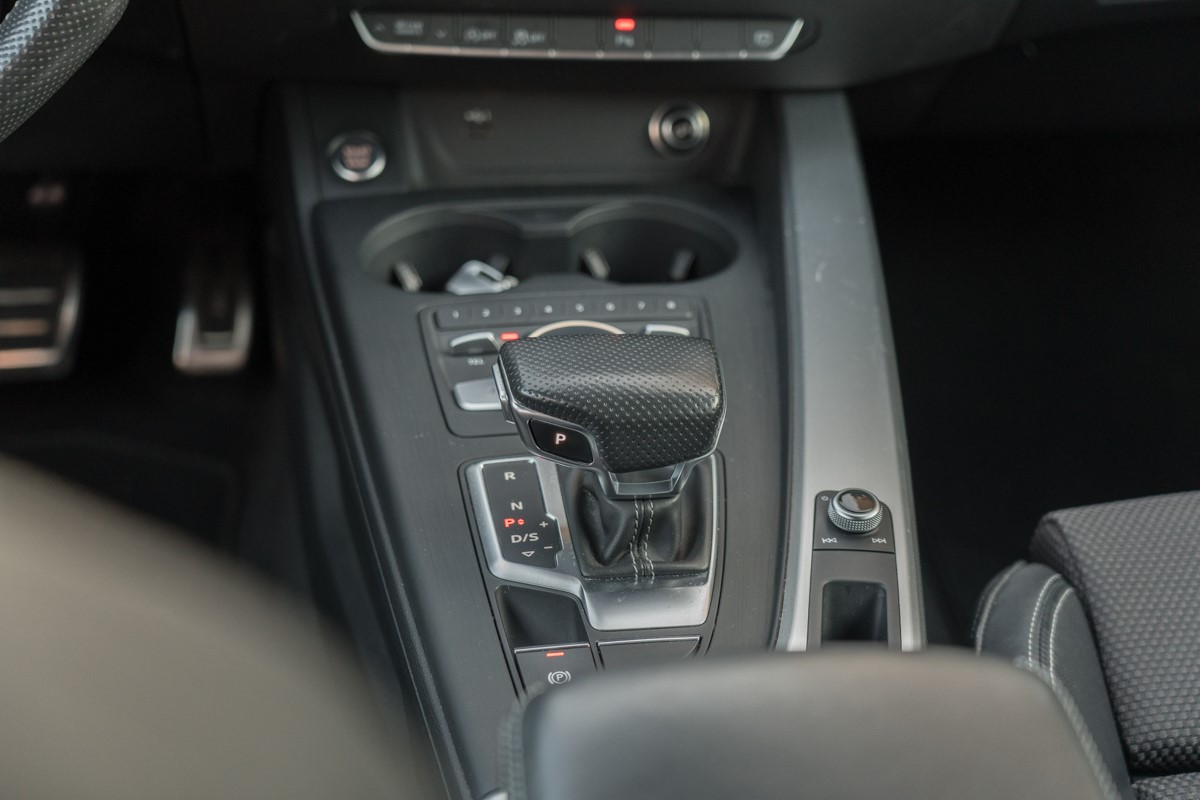 Audi A4
 2.0TDI S line