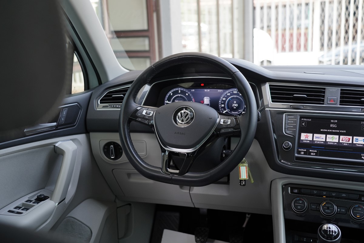 Volkswagen Tiguan
 2.0 TDI  BMT 4MOTION  Virtual Dashboard 