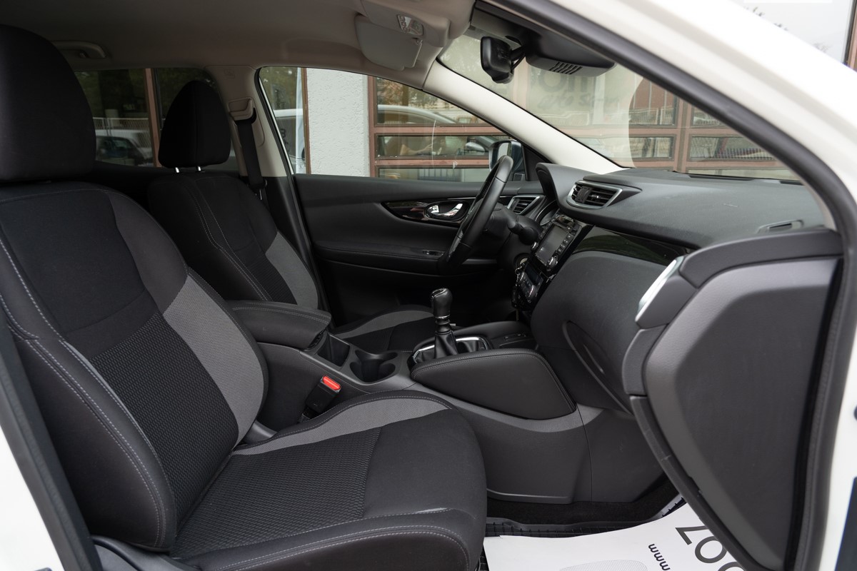 Nissan
 Qashqai 1,5 DCI