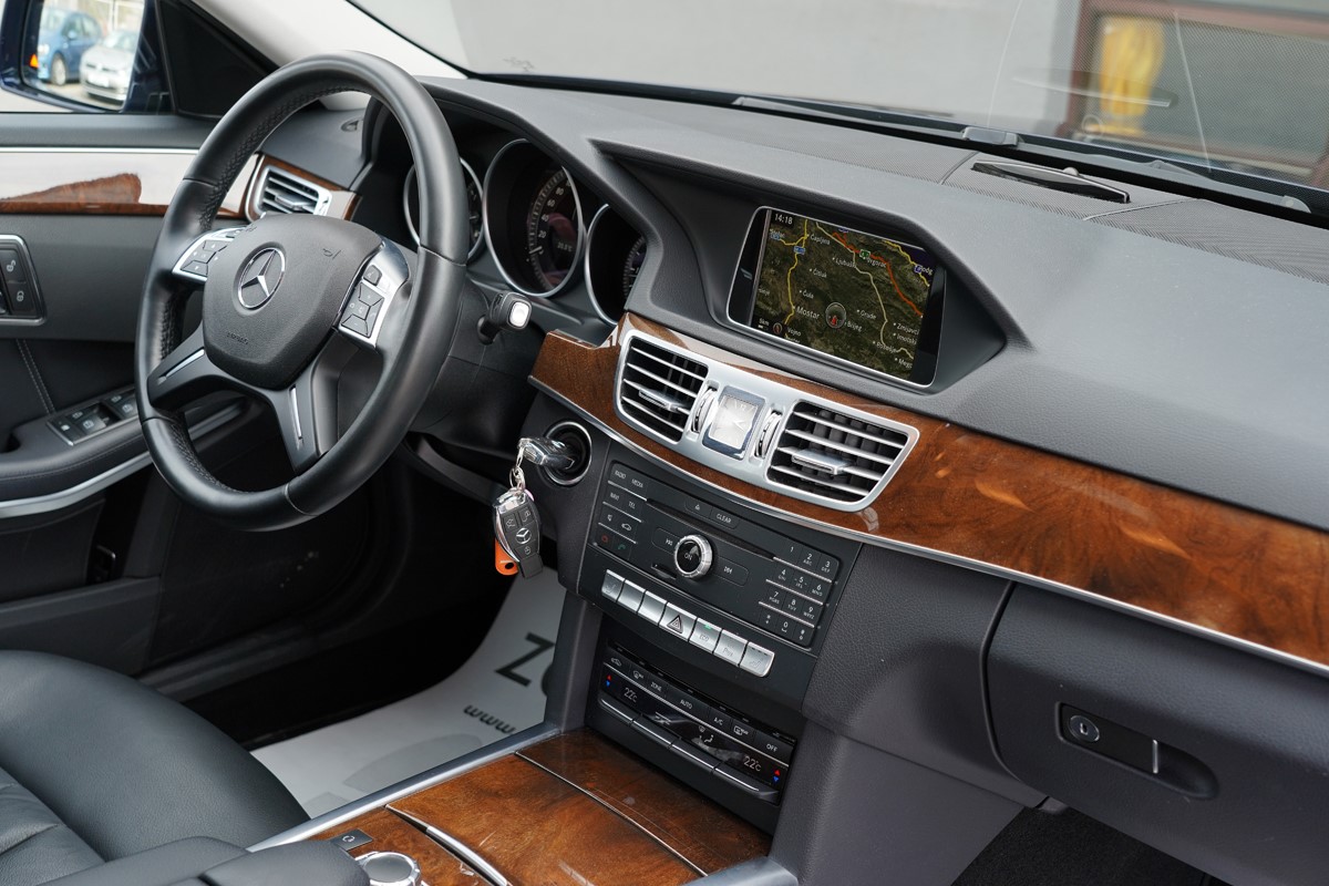 Mercedes-Benz E-Class
 220 CDI