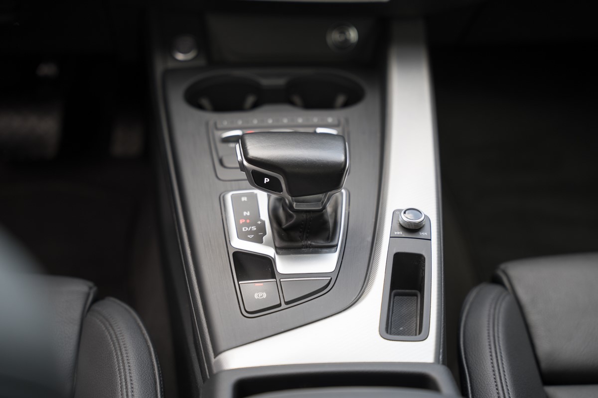 Audi A4
 2.0 TDI S line