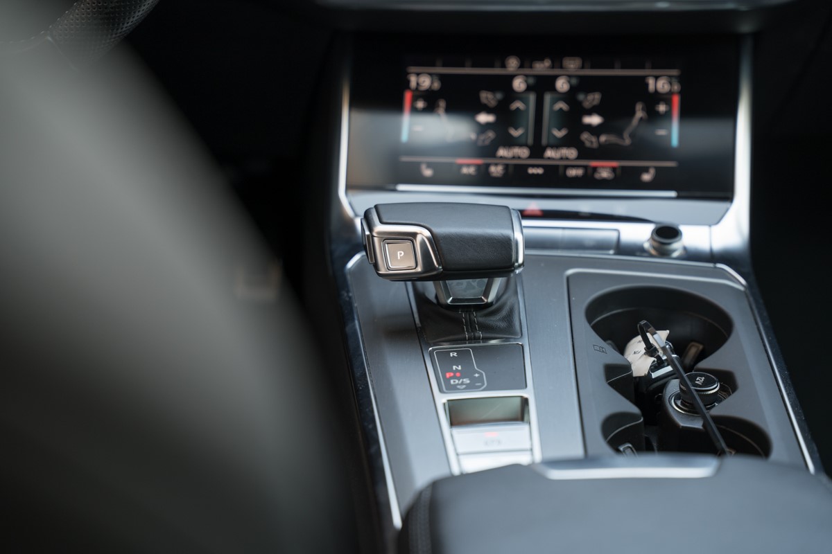 Audi A6
 3.0 TDI S line QUATTRO