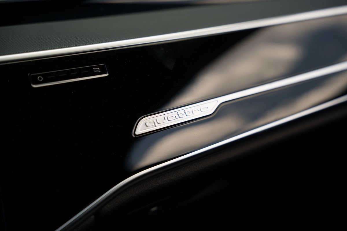Audi A8
 3.0 TDI S line QUATTRO
