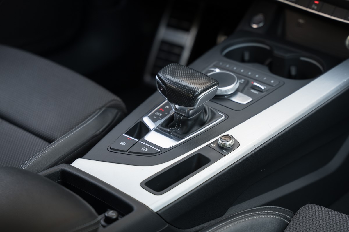 Audi A4
 2.0 TDI S line