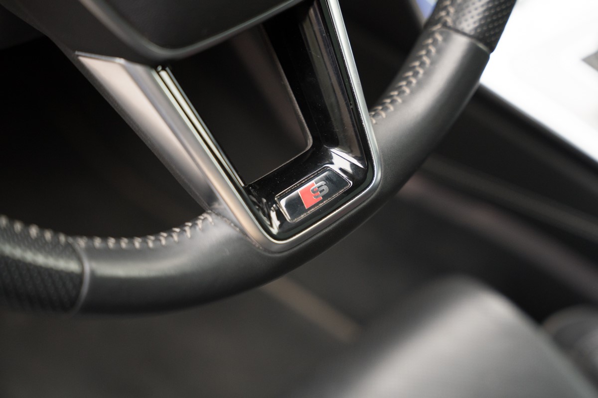 Audi A6
 55 TFSI E S line QUATTRO