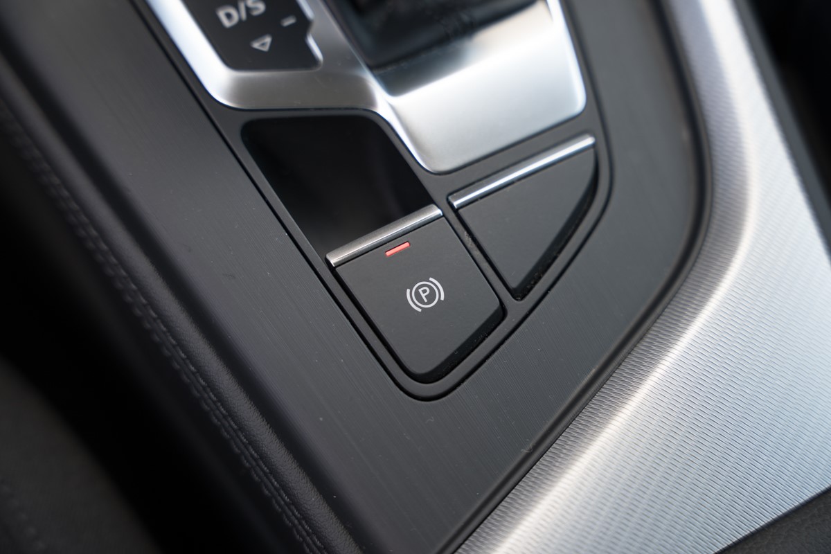 Audi A4
 35 TDI S-Tronic