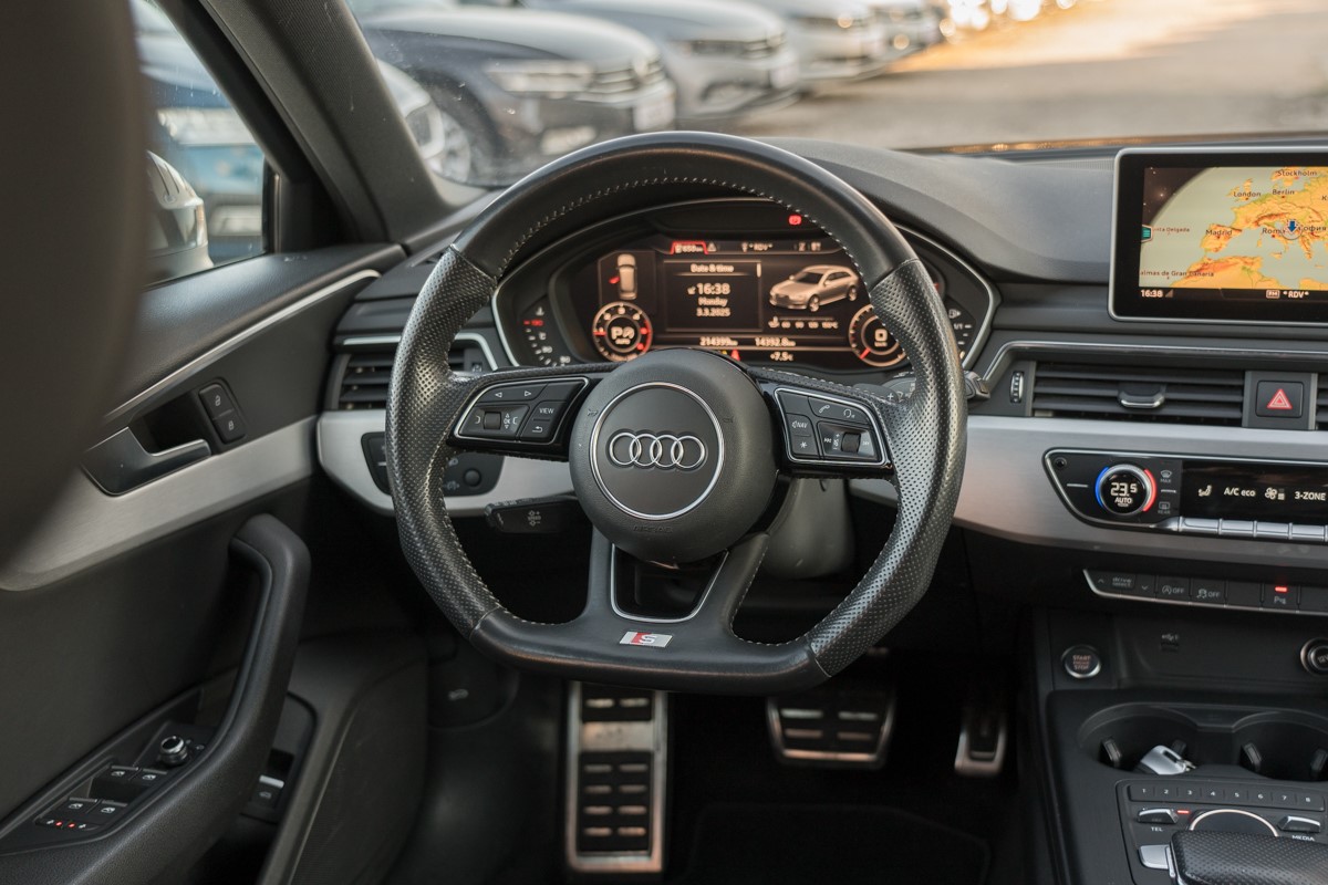 Audi A4
 2.0TDI S line