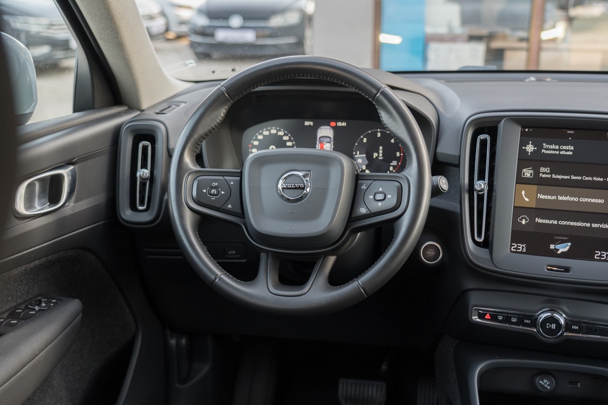 Volvo
 XC40 2.0D D3 AWD 4X4