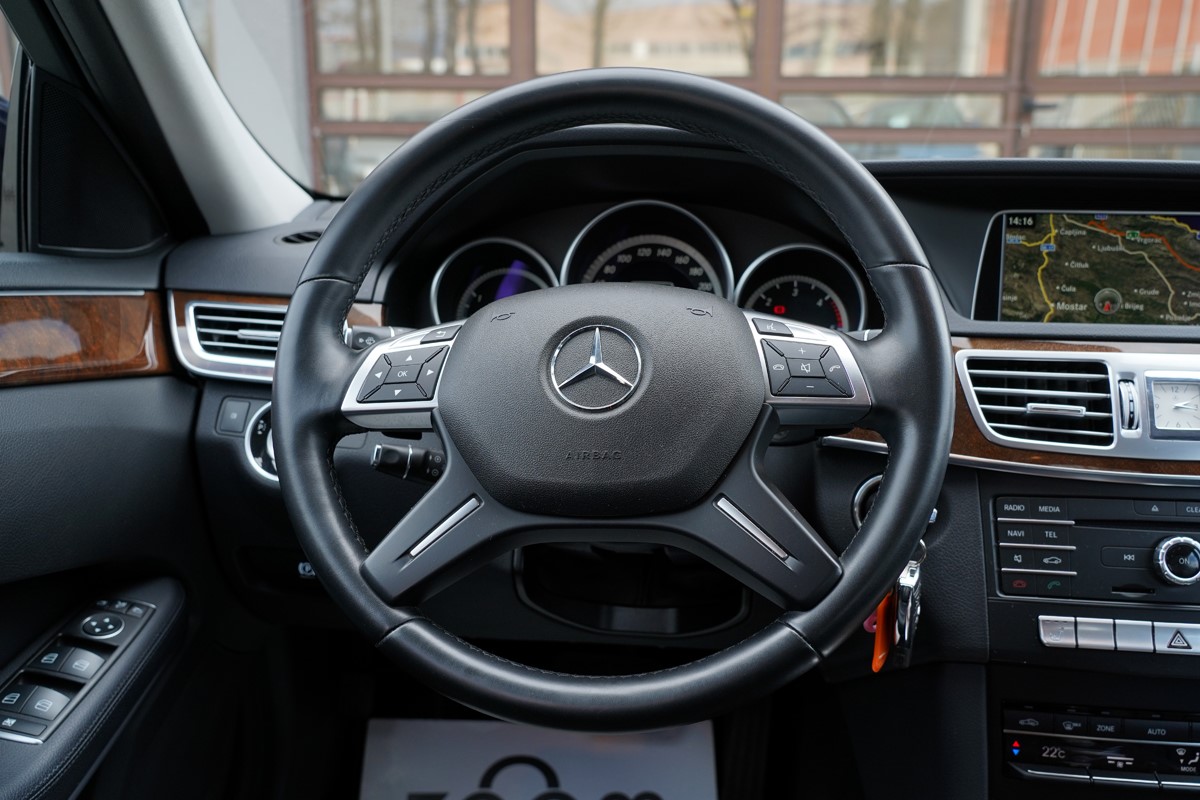 Mercedes-Benz E-Class
 220 CDI