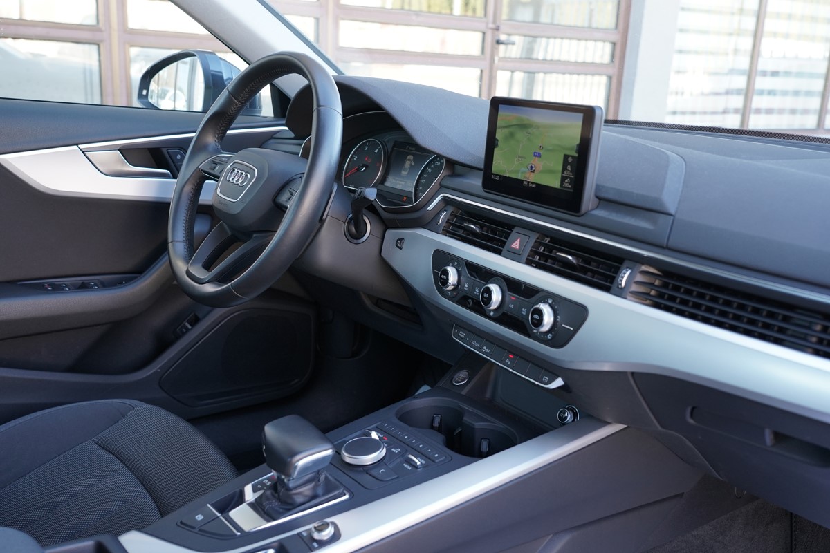 Audi A4
 2.0 TDI  BUSINESS LINE S TRONIC 