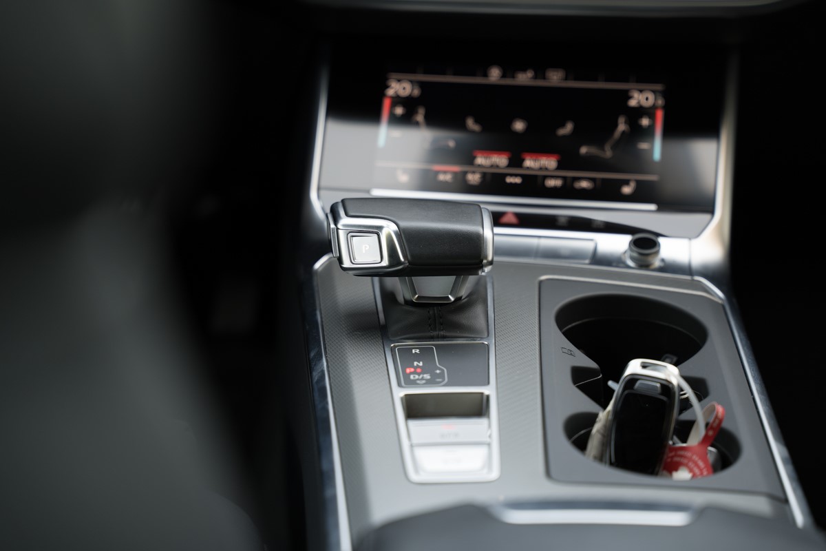 Audi A6
 2.0 TDI S line