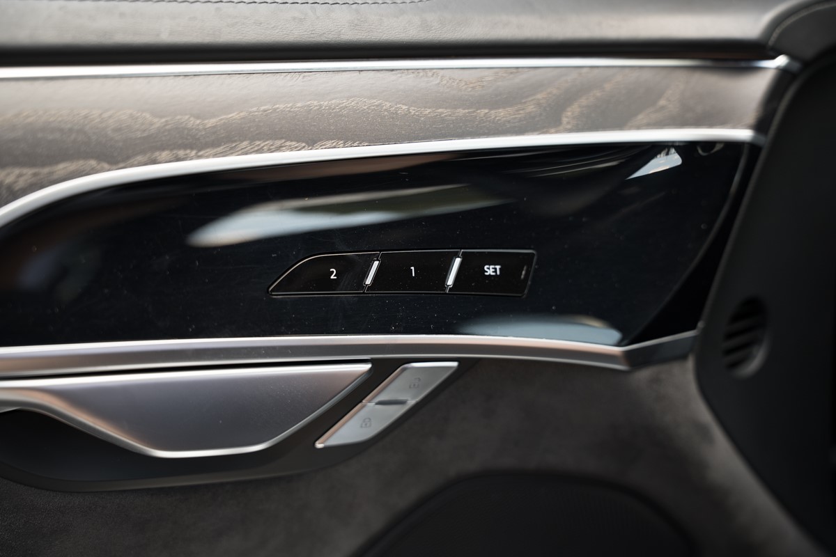 Audi A8
 3.0 TDI S line QUATTRO