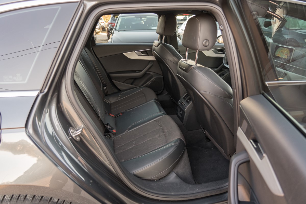 Audi A4
 2.0TDI S line