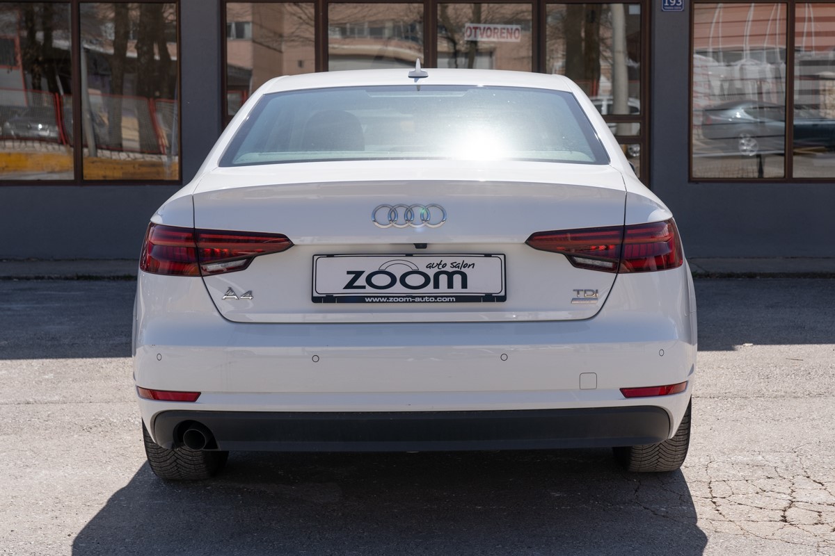 Audi A4
 2.0 TDi Ultra S-tronic Business