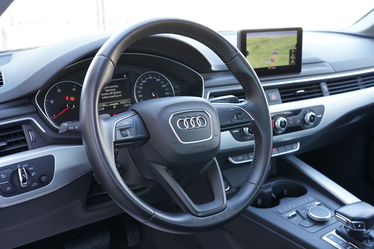 Audi A4
 2.0 TDI  BUSINESS LINE S TRONIC 