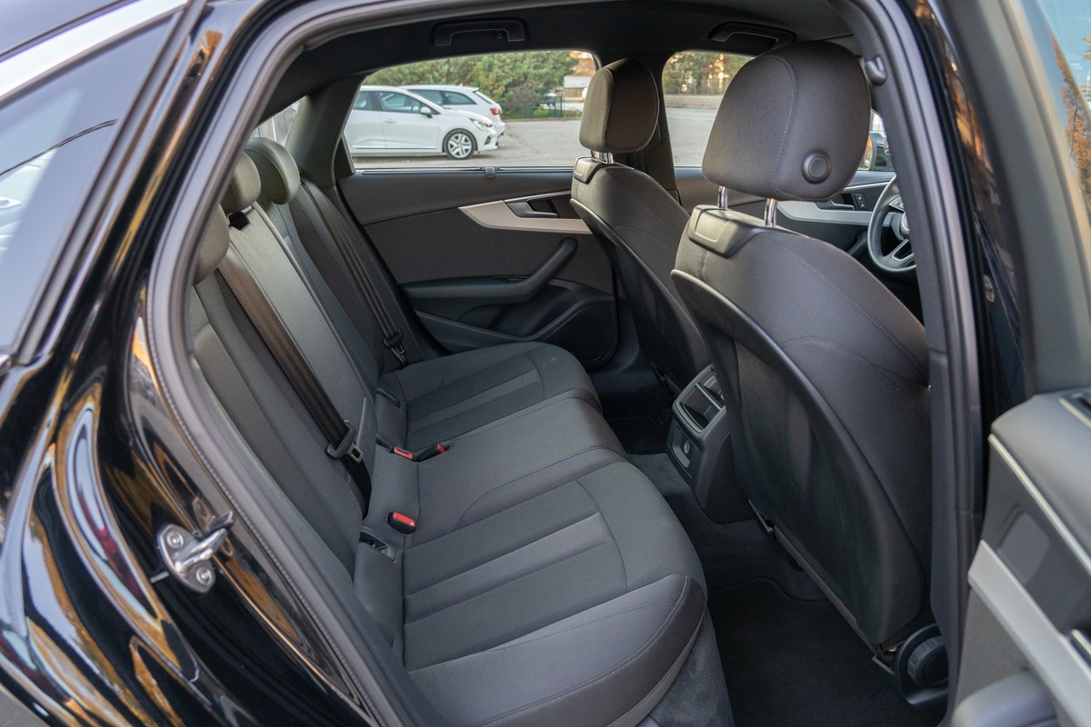Audi A4
 30 TDI