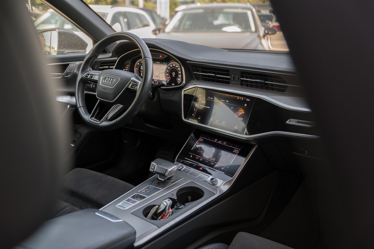 Audi A6
 2.0 TDI S line