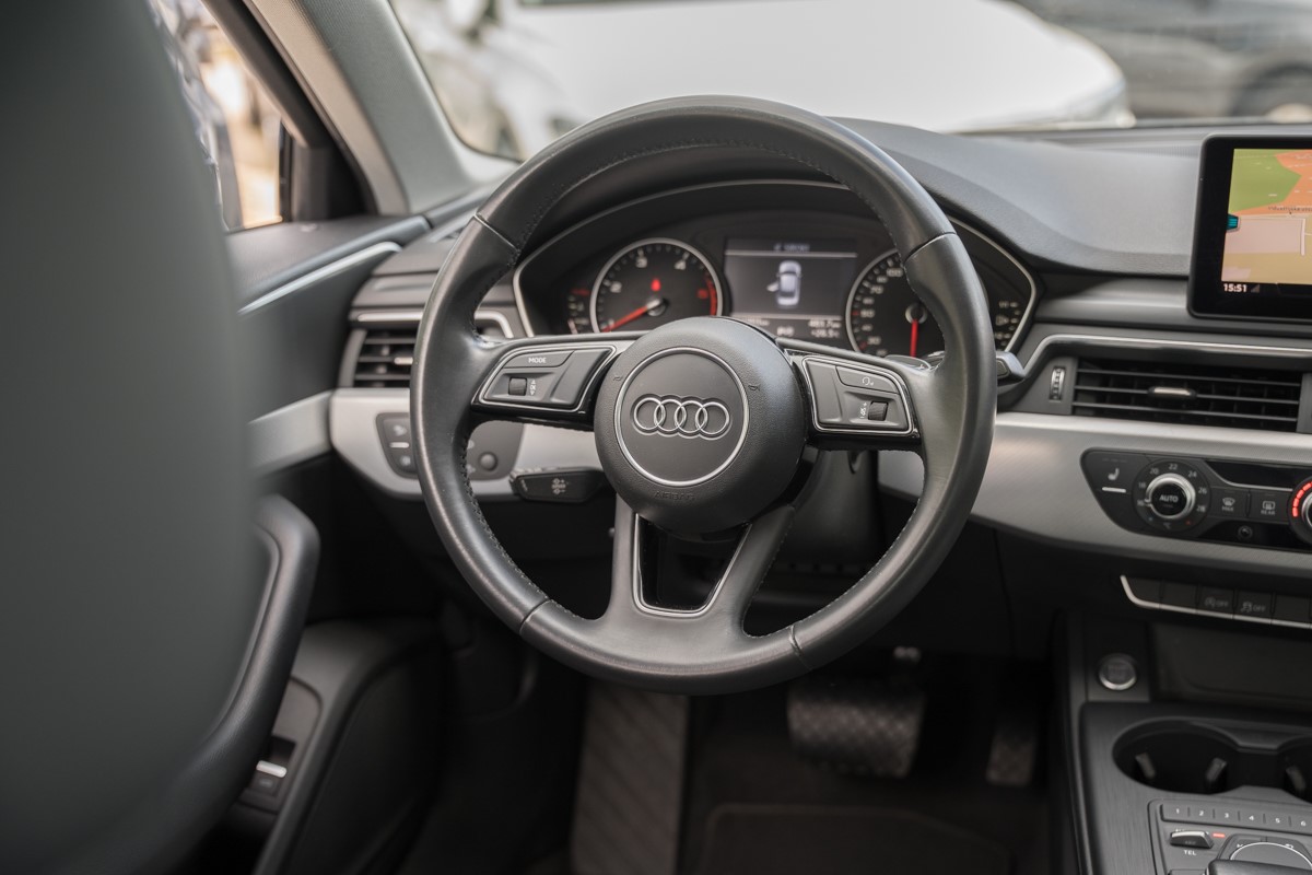 Audi A4
 2.0 TDI S line