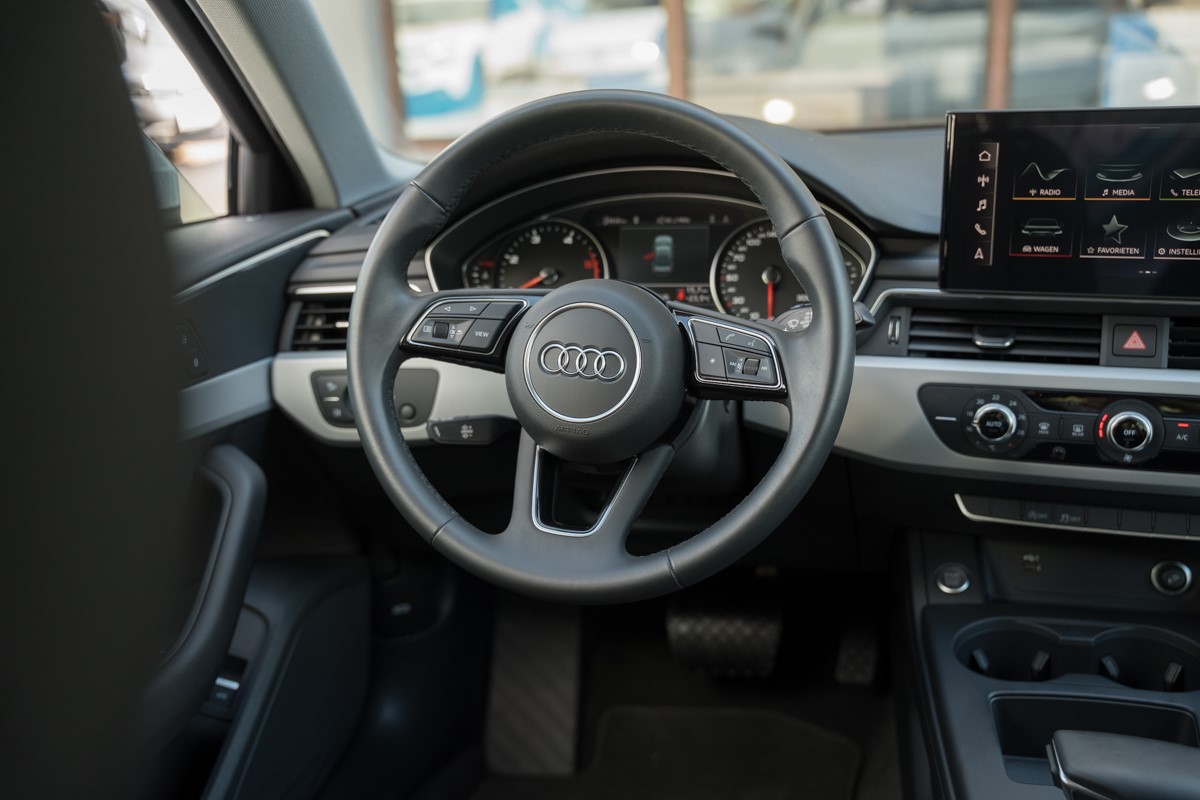 Audi A4
 30 TDI 