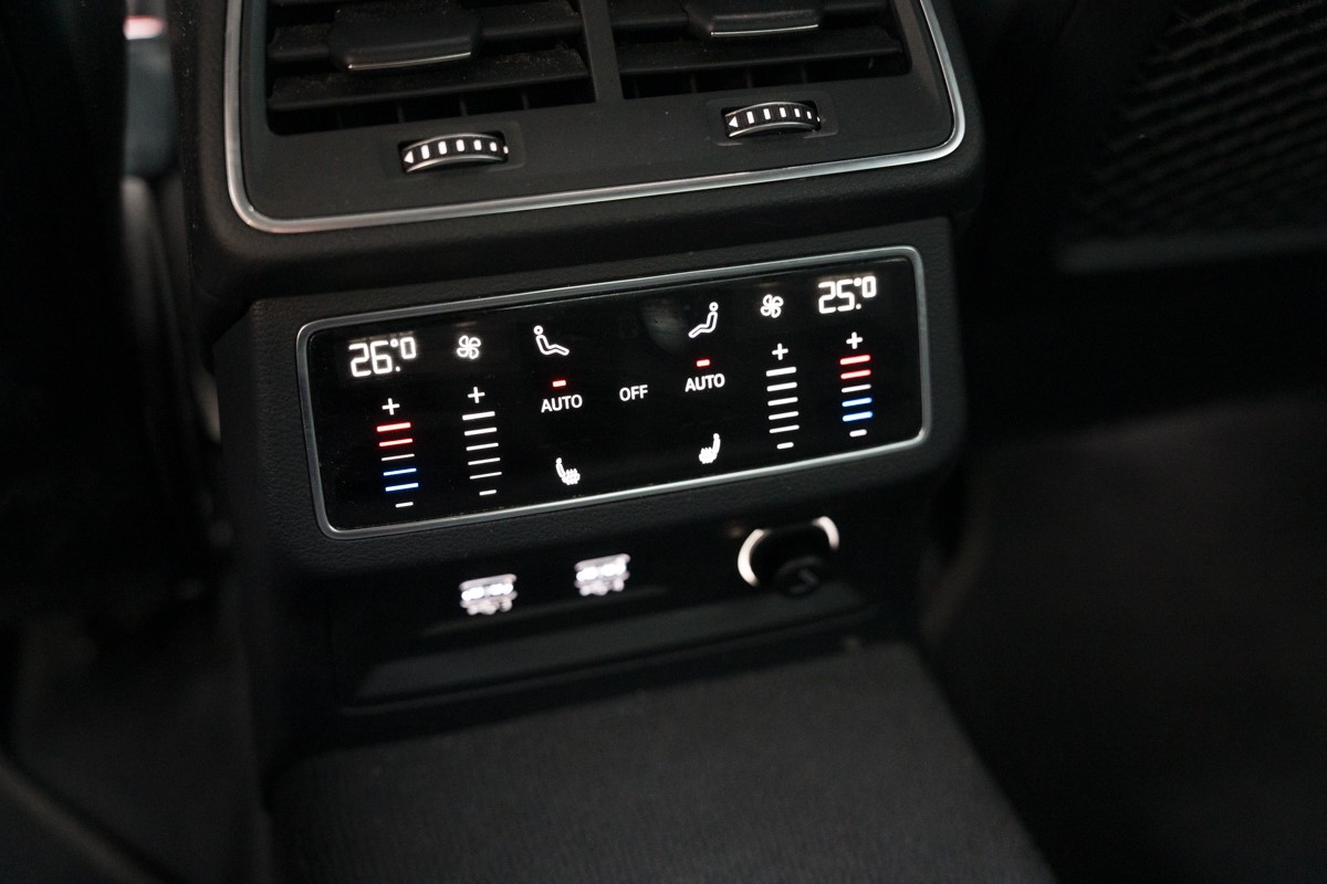 Audi A6
 55 TFSI E S line QUATTRO