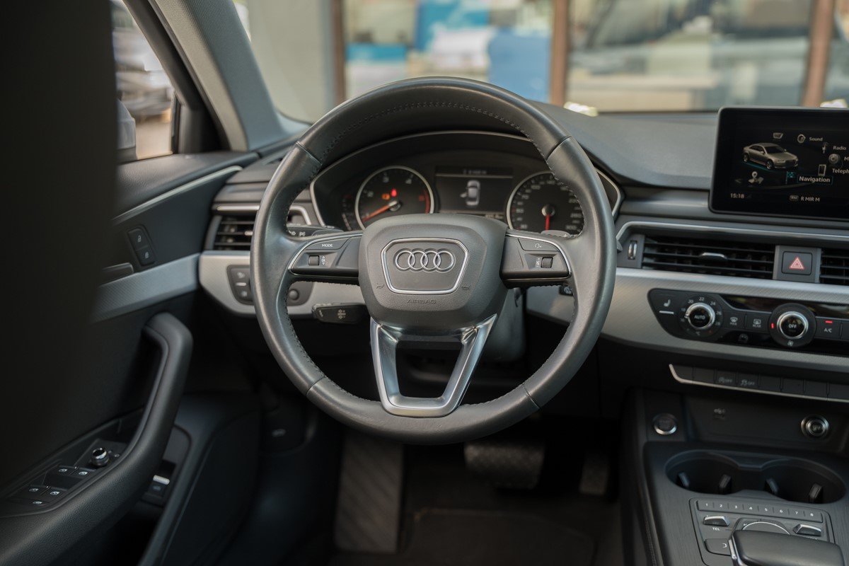 Audi A4
 35 TDI S-Tronic