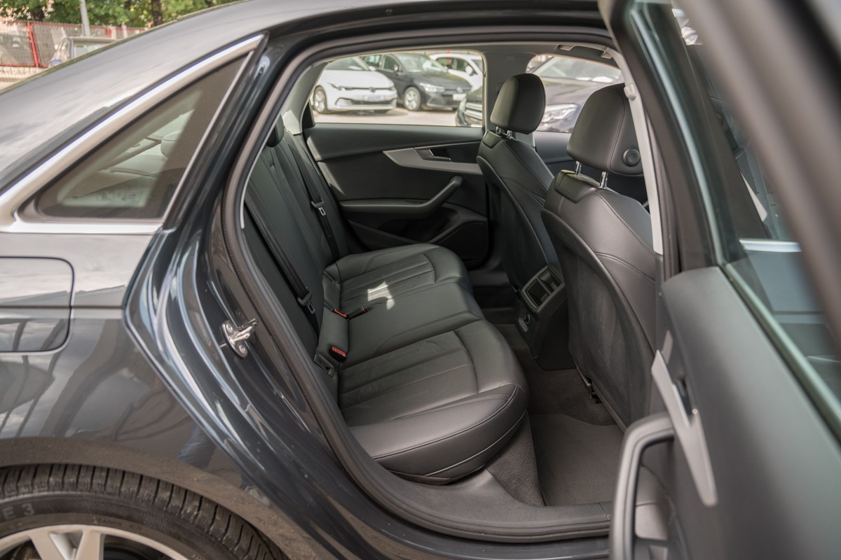 Audi A4
 2.0 TDI S line