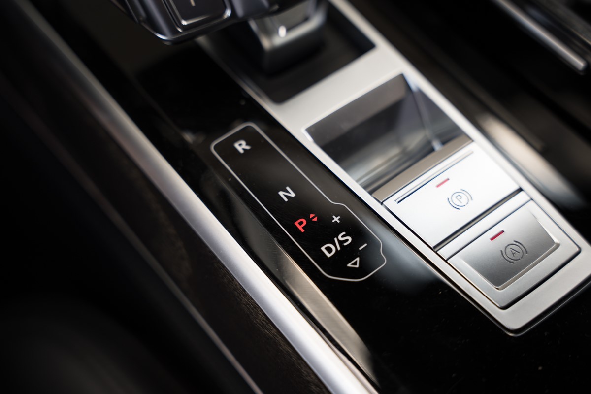 Audi A8
 3.0 TDI S line QUATTRO