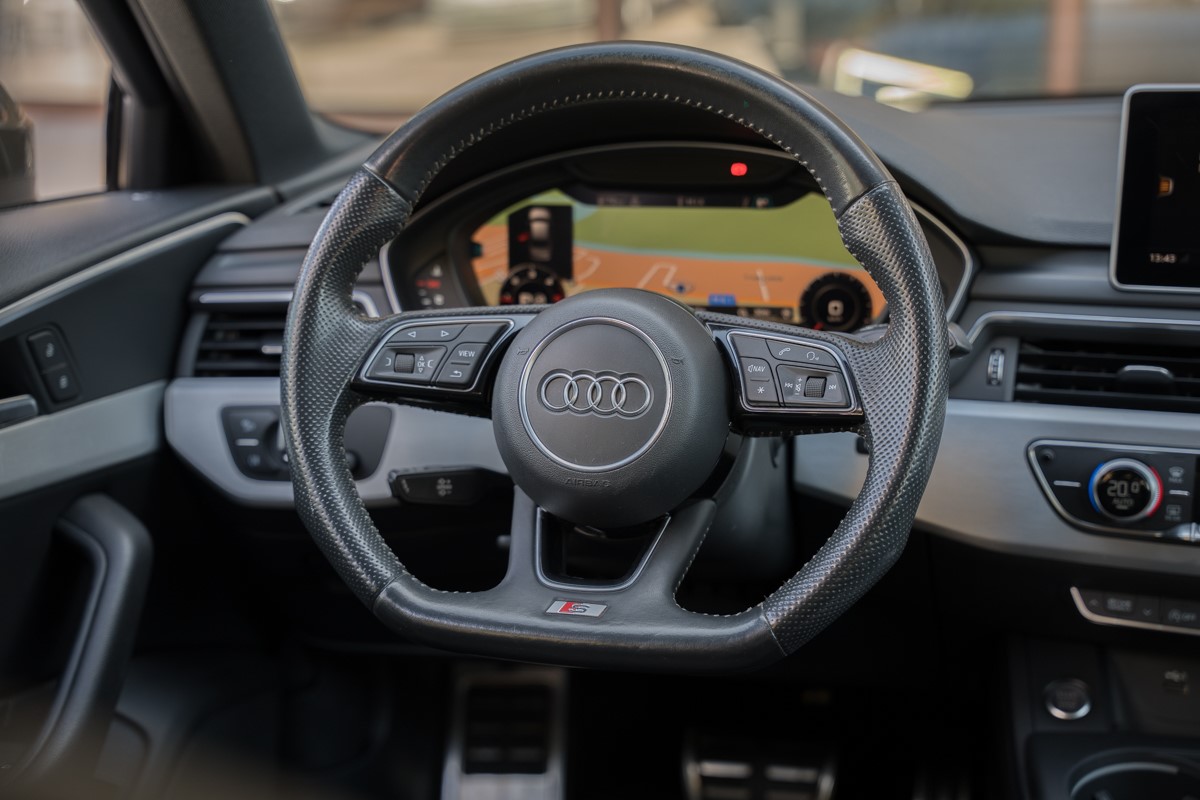 Audi A4
 2.0 TDI S line