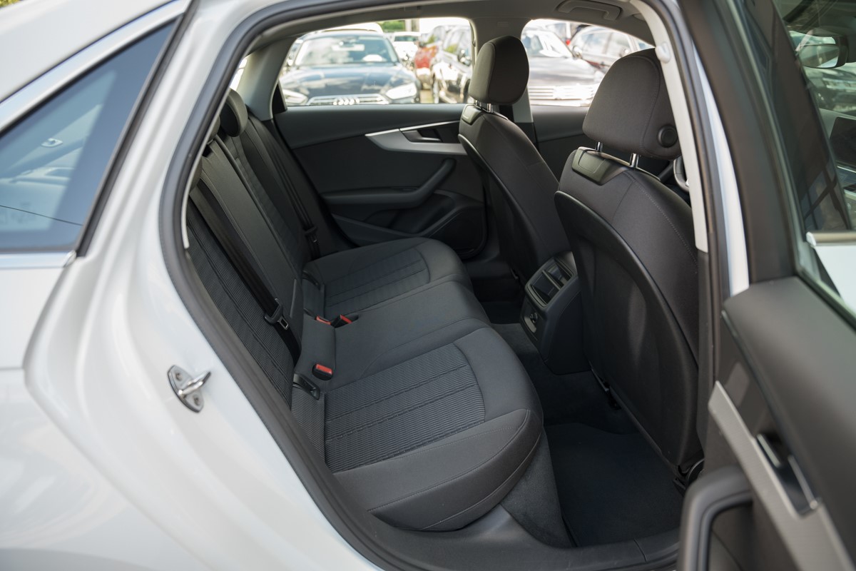 Audi A4
 35 TDI S-Tronic