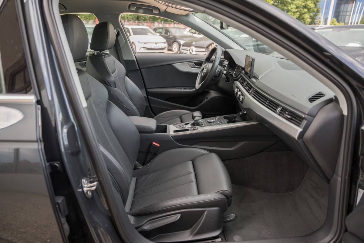 Audi A4
 2.0 TDI S line