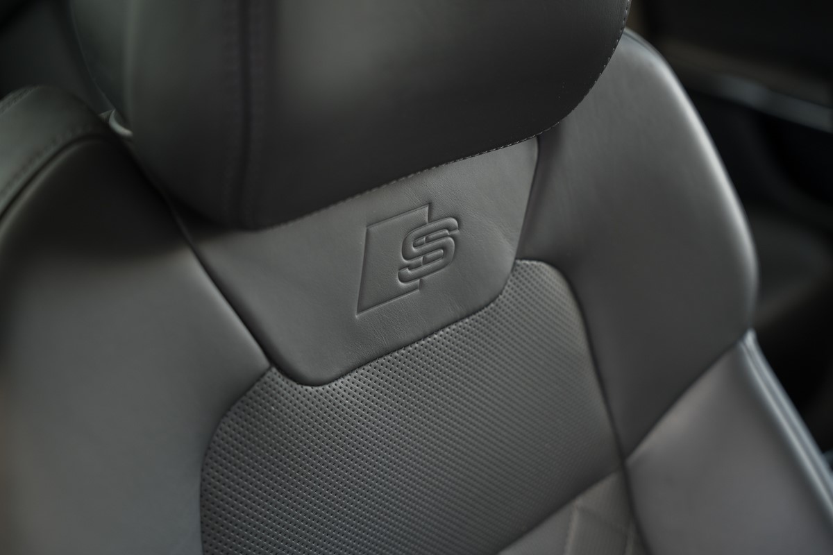 Audi A8
 3.0 TDI S line QUATTRO