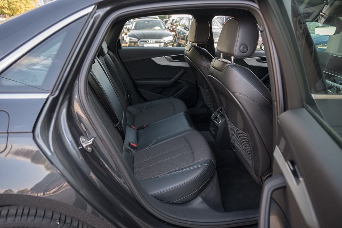 Audi A4
 2.0 TDI S line
