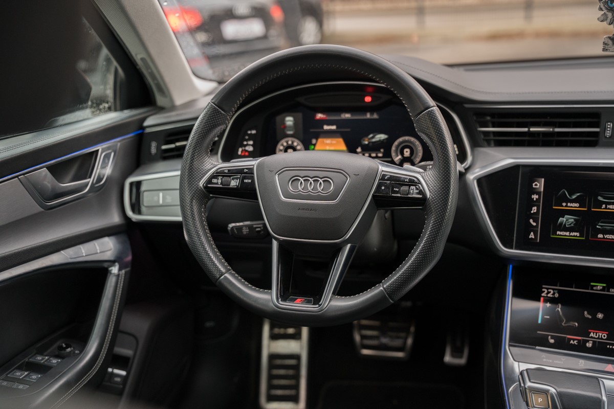 Audi A6
 55 TFSI E S line QUATTRO