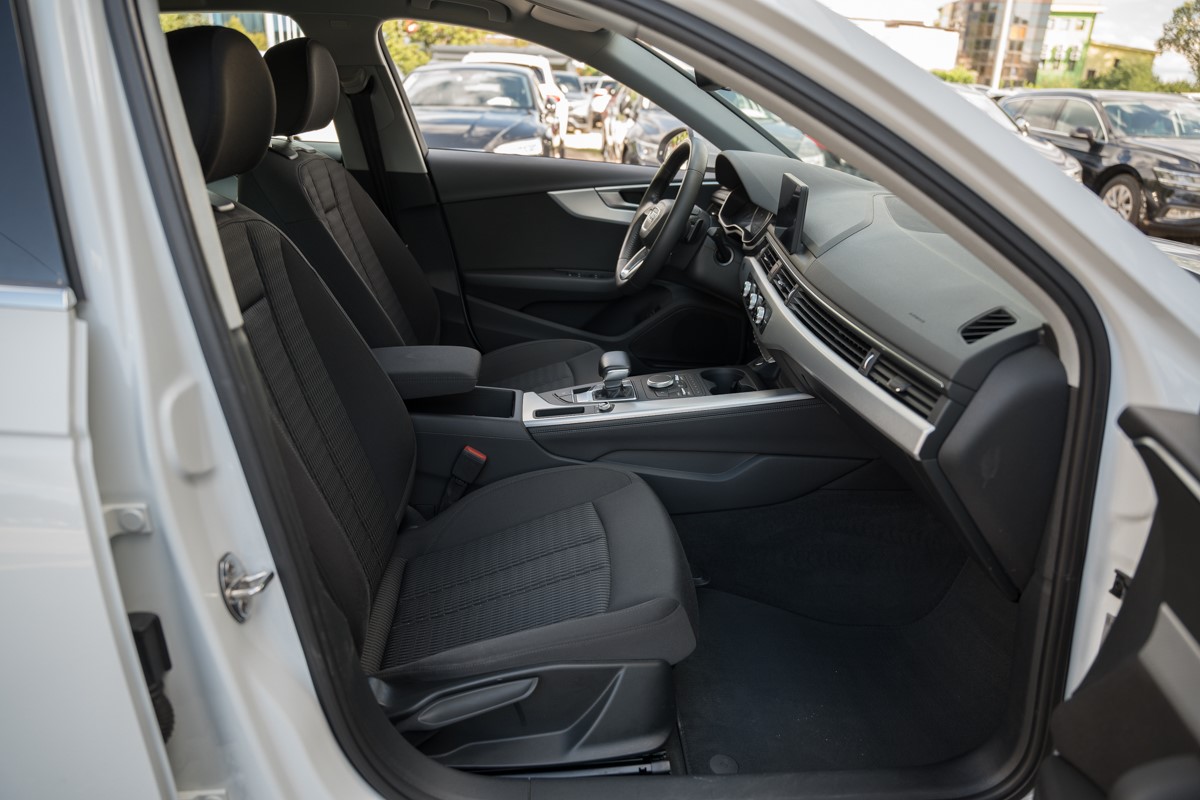 Audi A4
 35 TDI S-Tronic