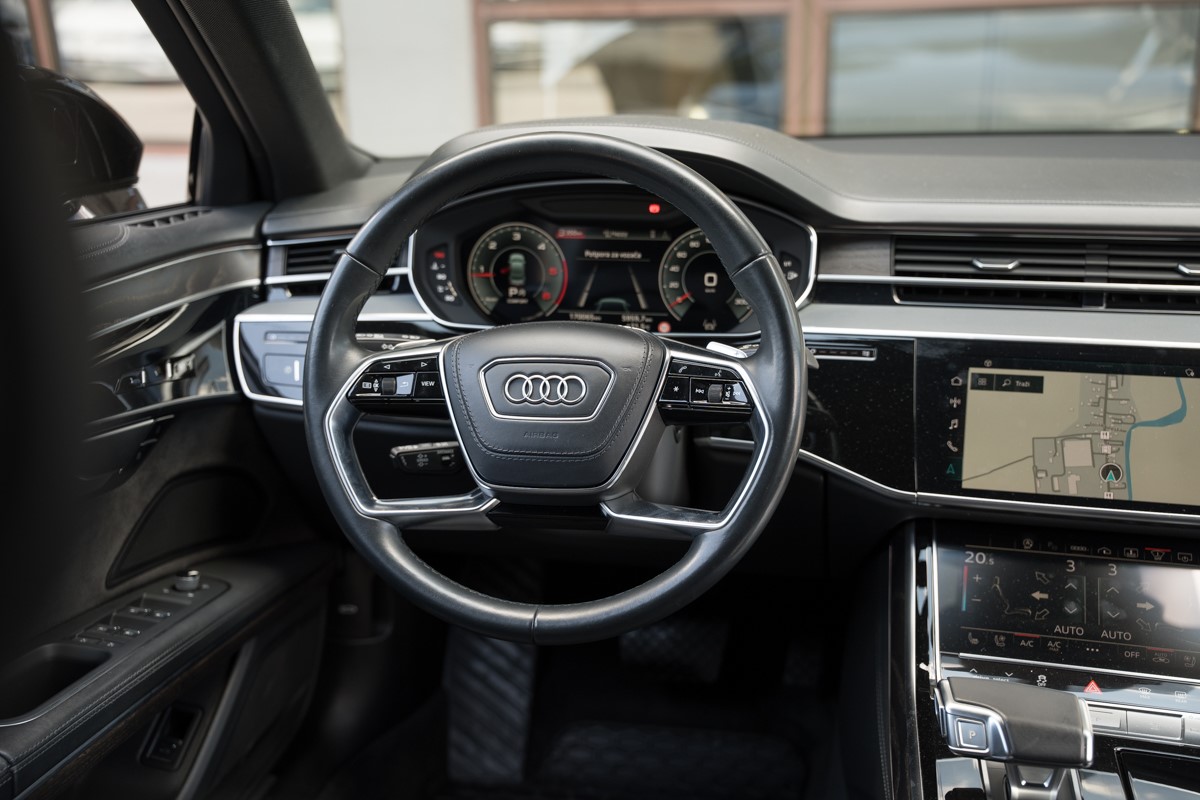 Audi A8
 3.0 TDI S line QUATTRO